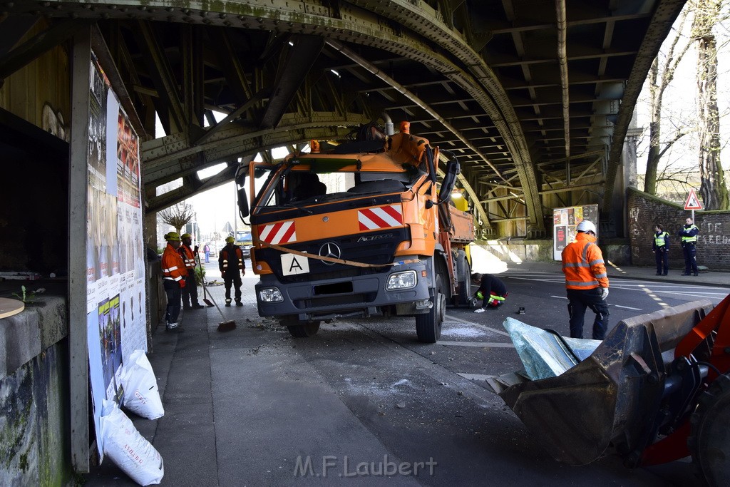 LKW blieb unter Bruecke haengen Koeln Deutz Deutz Muelheimerstr P119.JPG - Miklos Laubert